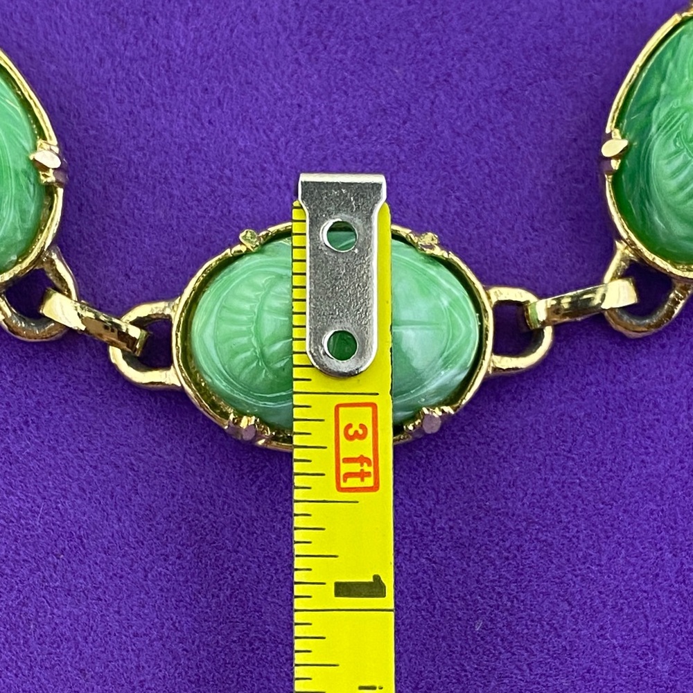 💛 Vintage Gold Tone Green Lucite Scarab Cabochon Bracelet - Picture 4 of 10